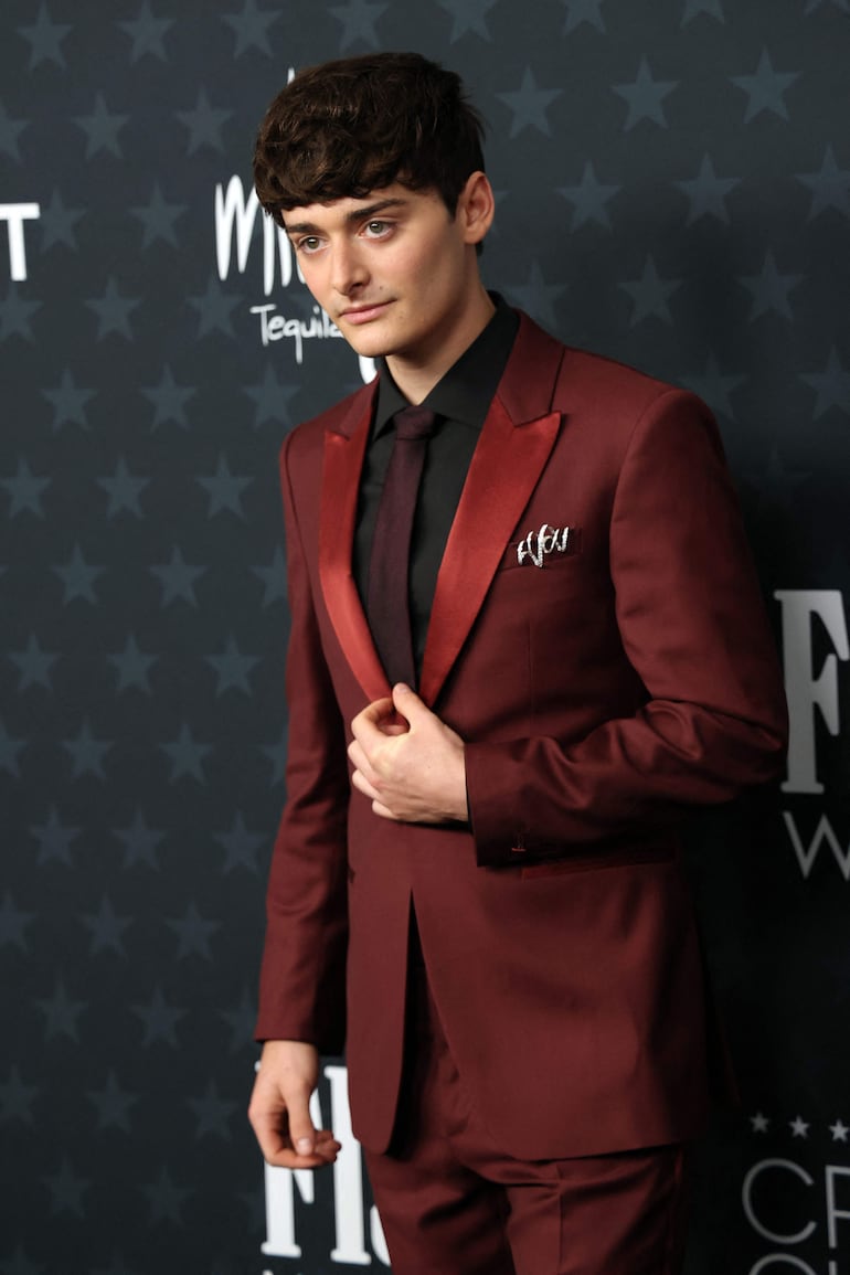 El actor Noah Schnapp muy elegante en los Critics Choice Awards. (Michael Tran / AFP)