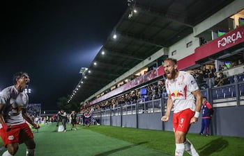 El delantero paraguayo, Isidro Pitta celebra el tanto de apertura en el marcador acompañado por el argentino José Herrera. (Foto: @RedBullBraga)