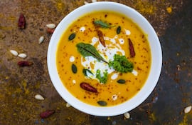 Sopa cremosa de zapallo al estilo tailandés.