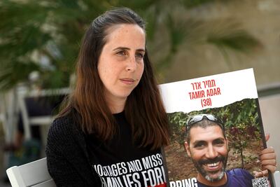 Adva Adar, la nieta de Yaffa Adar, una de las rehenes de Hamás más ancianas liberadas durante la tregua, durante una entrevista con EFE en Tel Aviv (Israel). Una anciana en un carro de golf, envuelta en una manta rosa y rodeada de milicianos con fusiles dentro de Gaza, fue uno de los primeros vídeos virales que circularon el pasado 7 de octubre sobre el brutal ataque de Hamás en Israel. Era Yaffa Adar, de 85 años, liberada tras un mes y medio de cautiverio que "soportó con mucha fuerza", explica en una entrevista a EFE su nieta, Adva Adar.