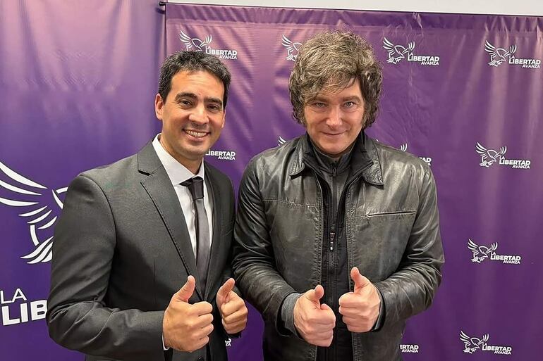 Fotografía tomada de la cuenta oficial en X de @JMilei del presidente de Argentina, Javier Milei (d), posando junto al economista Adrián Osvaldo Ravier. Milei nombró este viernes a Adrián Osvaldo Ravier como nuevo portavoz de su Gobierno, informó el jefe de Gabinete del Ejecutivo y quien ejerce ese cargo en la actualidad, Manuel Adorni, investigado por enriquecimiento ilícito.