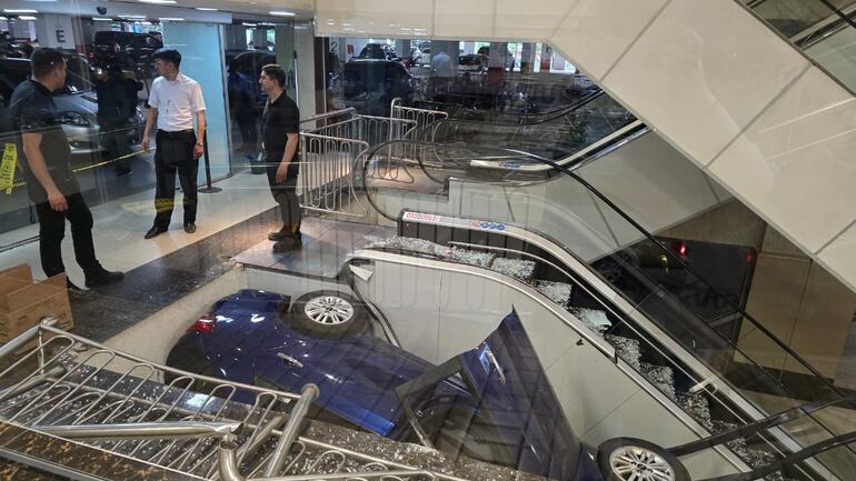Un vehículo quedó incrustado entre las escaleras del shopping Fuente este martes.
