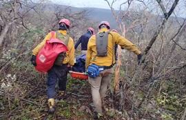Con cuerdas, arneses y maniobras técnicas, bomberos voluntarios descendieron más de 150 metros en una ladera empinada para recuperar el cuerpo de Wenceslao Benoit