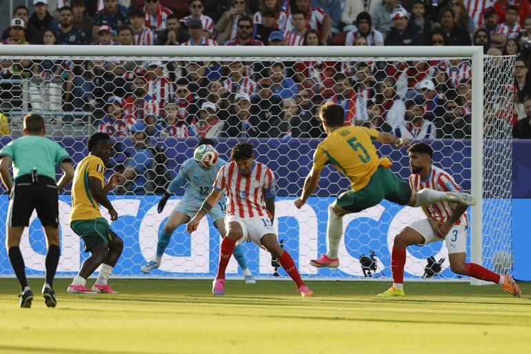 Gustavo Gómez (C) de Paraguay despeja de cabeza un remate de Jordan Bos (dcha.) de Australia durante el partido del Grupo D de la Copa Mundial de la FIFA 2026 entre Paraguay y Australia en el San Francisco Bay Area Stadium en California, EE. UU.