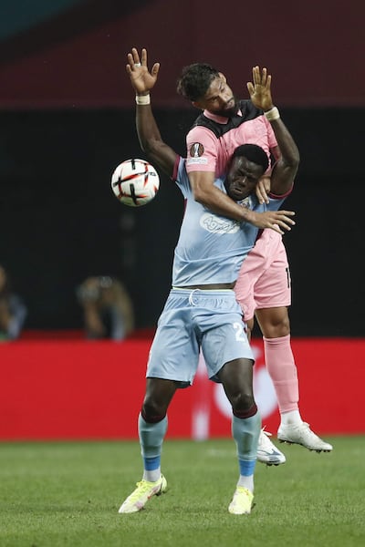 El jugador del Torreense Malik Abubakari lucha por el balón con el zaguero del Sunderland Omar Alderete (der.) durante su partido de la jornada 2 de la UEFA Europa League, disputado en el Estadio Municipal Dr. Magalhães Pessoa en Leiria.