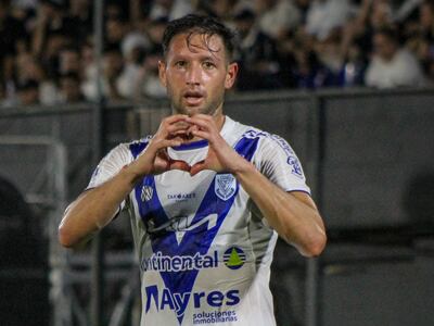 Julio González, futbolista del Sportivo Ameliano, celebra un gol en el partido frente a Olimpia por la Fase Preliminar de la Copa Sudamericana 2024 en el estadio Defensores del Chaco, en Asunción, Paraguay.