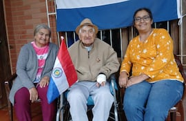 Ada Victoria (inzquierda) disfruta de su ppá Don Canuto González (centro), y junto a su hermana María Estela González (derecha) cuida de su padre.
