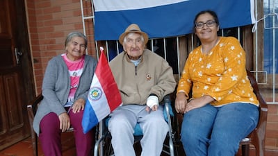 Ada Victoria (inzquierda) disfruta de su ppá Don Canuto González (centro), y junto a su hermana María Estela González (derecha) cuida de su padre.