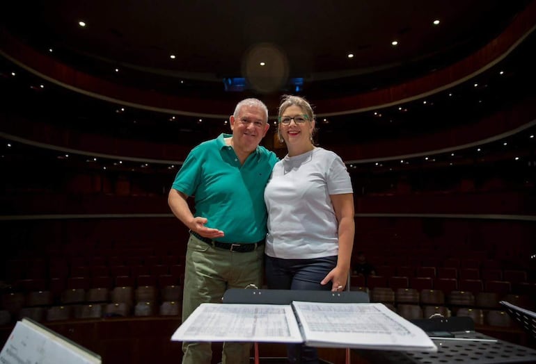 Rafael Sanz-Espert en camiseta verde gesticulando junto a Natalia Montañés, con gafas y sonrisa, en un auditorio bien iluminado.