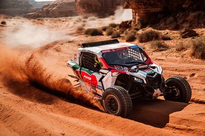 La máquina #338 de Óscar Santos Peralta y Lourival Roldán en plena acción durante el prólogo.