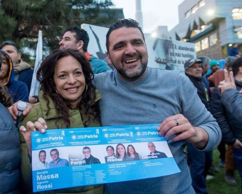 Vuoto publicó en su cuenta de Instagram varias fotos del acto que se hizo en Ushuaia, y en una de ellas posa abrazado y sonriente con Ávila, que es la jefa del bloque de concejales del kirchnerismo local.