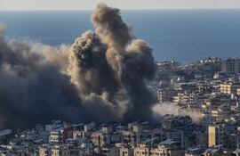 Humo sobre Beirut, Líbano, luego de un bombardeo israelí ayer lunes.