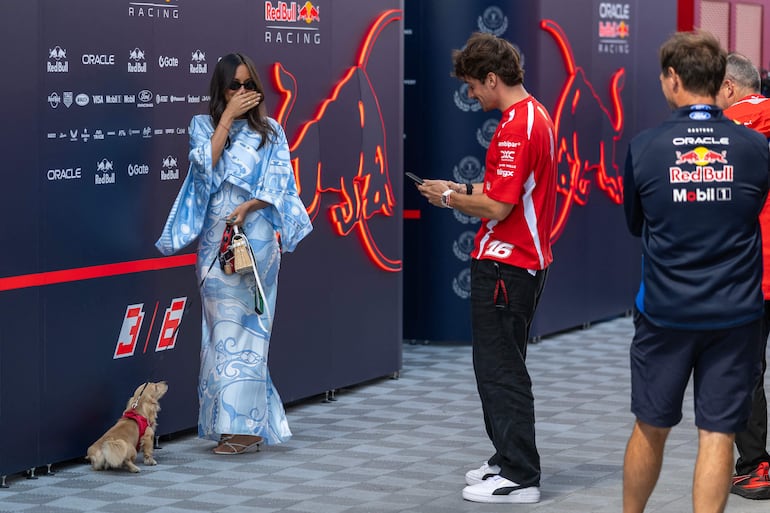 Charles Leclerc y Alexandra Leclerc pronto agrandarían su familia y Leo se convertiría en hermano mayor. (Andrej ISAKOVIC / AFP)