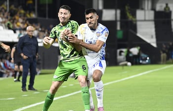 Álvaro Campuzano, futbolista de Libertad, y Ángel Benítez, jugador de Sportivo Luqueño, disputan el balón en un partido por la fecha 9 del torneo Apertura 2026 de la Primera División de Paraguay en el estadio La Huerta, en Asunción, Paraguay.