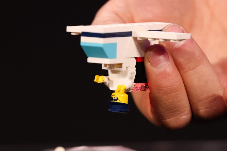 Un avión LEGO se mantiene boca abajo durante una demostración del LEGO SMART Brick durante la conferencia de prensa de LEGO previa a la Feria de Electrónica de Consumo (CES) en Las Vegas, Nevada.
