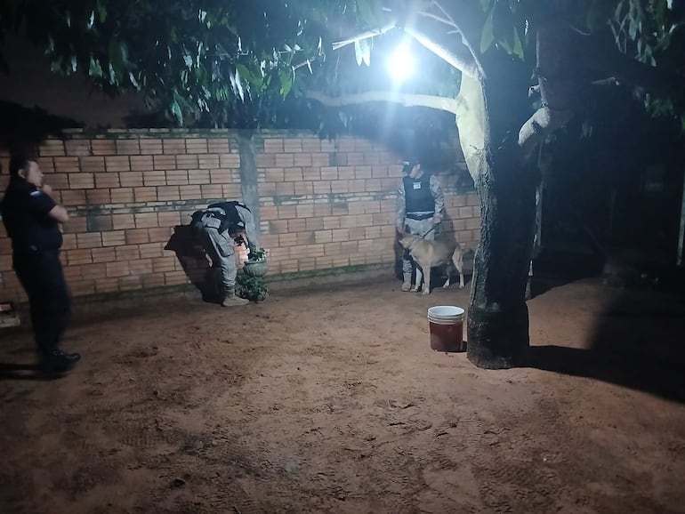 Explosivistas de la FOPE acudieron a la vivienda para retirar los explosivos. Foto: gentileza.