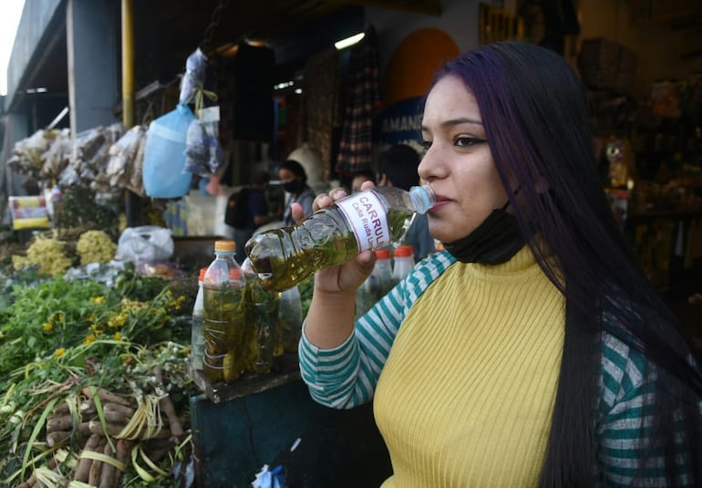 Una joven da el primer sorbo al carrulím de este año, en medio de la pandemia.