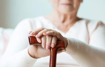 Párkinson, es una enfermedad neurodegenerativa, una de las más frecuentes después del Alzheimer. La franja etaria apunta a pacientes por encima de 50 años con un inicio insidioso, no precisamente temblores. A veces, solo aparece la rigidez muscular en forma unilateral, es decir, a un lado del cuerpo.