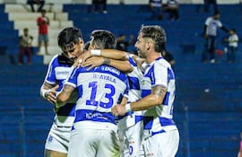 Fernando Cáceres, villano en la Libertadores, festeja su gol junto a Brahian Ayala y Diego Acosta.