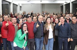 Uso del local de la Gobernación para fines partidarios del cual participaron el ministro de Urbanismo, Juan Carlos Baruja, la gobernadora Norma Zárate de Monges, concejales departamentales e intendentes.