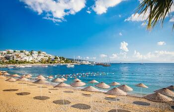 Es ilegal impedir el acceso a las playas o cobrar por ello en Turquía.