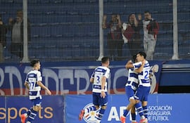 Festejo del Gallo Norteño que dio la nota en la fecha 13. Alan Gómez abraza a Tobías Cervera en el primer gol del 2 de Mayo se acercan a la celebración Matías Moya (27) y Alexis Villalba (3).
