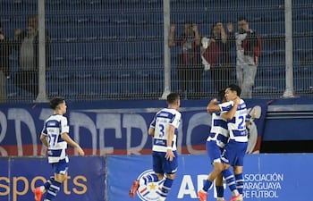 Festejo del Gallo Norteño que dio la nota en la fecha 13. Alan Gómez abraza a Tobías Cervera en el primer gol del 2 de Mayo se acercan a la celebración Matías Moya (27) y Alexis Villalba (3).