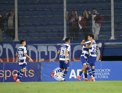Festejo del Gallo Norteño que dio la nota en la fecha 13. Alan Gómez abraza a Tobías Cervera en el primer gol del 2 de Mayo se acercan a la celebración Matías Moya (27) y Alexis Villalba (3).