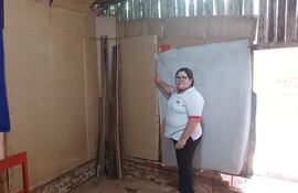 La directora de la Escuela Básica Nº 7.275 Asentamiento 15 de Mayo, licenciada Emilce Ortiz, explica la forma como adecuaron un depósito, empleando cartones reciclados, para utilizar como cocina para la elaboración del almuerzo escolar en el marco del programa Hambre Cero.