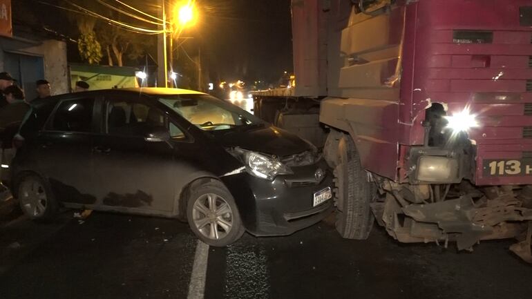 Camión y dos automóviles involucrados en choque en Ñemby