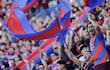 Hinchas de Cerro asisten este sábado, a un partido de la Primera División de Paraguay entre Cerro Porteño y Club Olimpia en el estadio La Nueva Olla en Asunción (Paraguay).