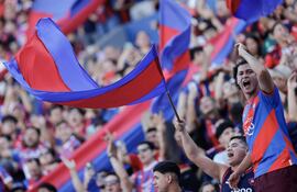 Hinchas de Cerro asisten este sábado, a un partido de la Primera División de Paraguay entre Cerro Porteño y Club Olimpia en el estadio La Nueva Olla en Asunción (Paraguay).