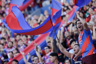 Hinchas de Cerro asisten este sábado, a un partido de la Primera División de Paraguay entre Cerro Porteño y Club Olimpia en el estadio La Nueva Olla en Asunción (Paraguay).