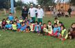 Niños y niñas Aché que se inician en la escuela de fútbol de la comunidad Chupapou