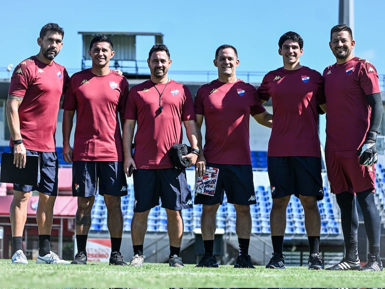 Bernay en la presentación de su nuevo cuerpo técnico.