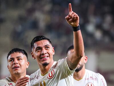 El peruano César Inga, futbolista de Universitario, festeja un gol en el partido frente a ADT por la fecha 16 del torneo Apertura 2025 de la Liga 1 en el estadio Monumental, en Lima, Perú.