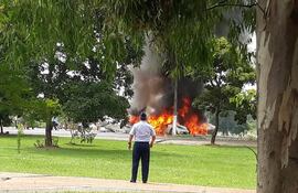 Avioneta de la FAP, incendiada.