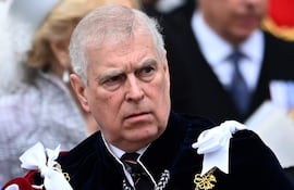 Fotografía de archivo tomada el 6 de mayo de 2023 que muestra al entonces duque de York, el príncipe Andrés, durante la ceremonia de coronación de su hermano el rey Carlos III en Londres. Andrew Mountbatten-Windsor, hermano del rey británico Carlos III, ha sido detenido este jueves bajo la sospecha de mala conducta en un cargo público, informó la Policía del Valle del Támesis, fuerza policial a la que pertenece Windsor, a las afueras de Londres. EFE/Andy Rain