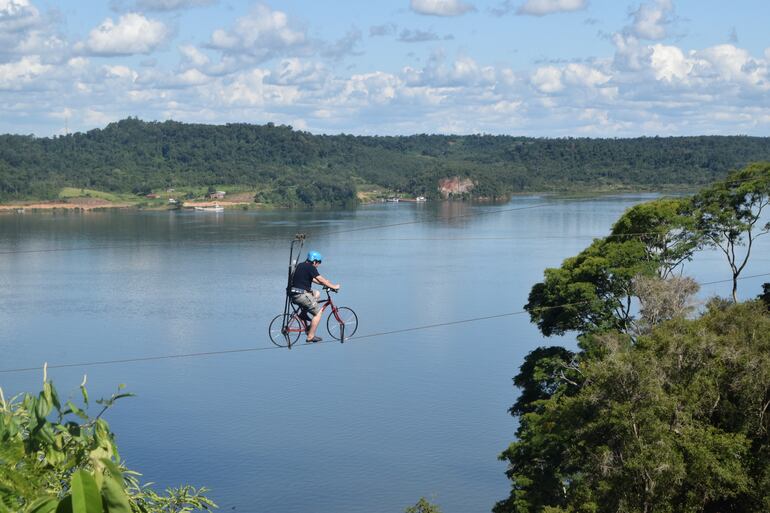 El complejo ecológico Museo del Árbol, el pionero en deportes de aventura en el distrito, ofrece juegos de intensa emoción, como esta "bicitirolesa", y un atractivo paseo por senderos a través del bosque nativo.