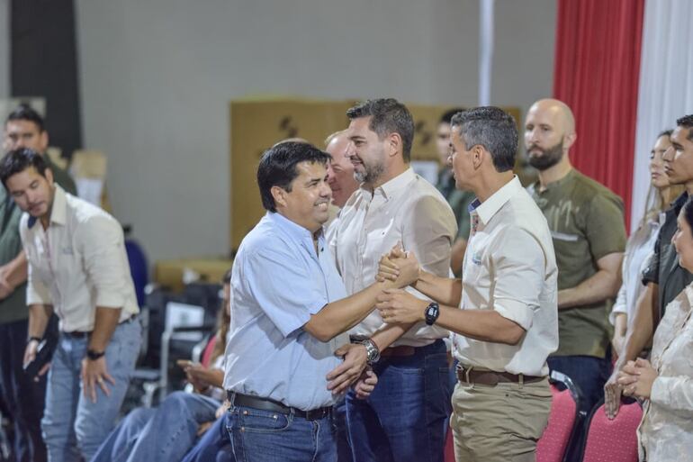 El presidente de la República, Santiago Peña, encabezó una jornada en el departamento de Itapúa, donde la Entidad Binacional Yacyretá (EBY) realizó la entrega de títulos de propiedad, aportes educativos, apoyo productivo y equipamiento comunitario.