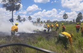Bomberos y militares trabajan en sofocar el incendio en Río Verde, ayer jueves.