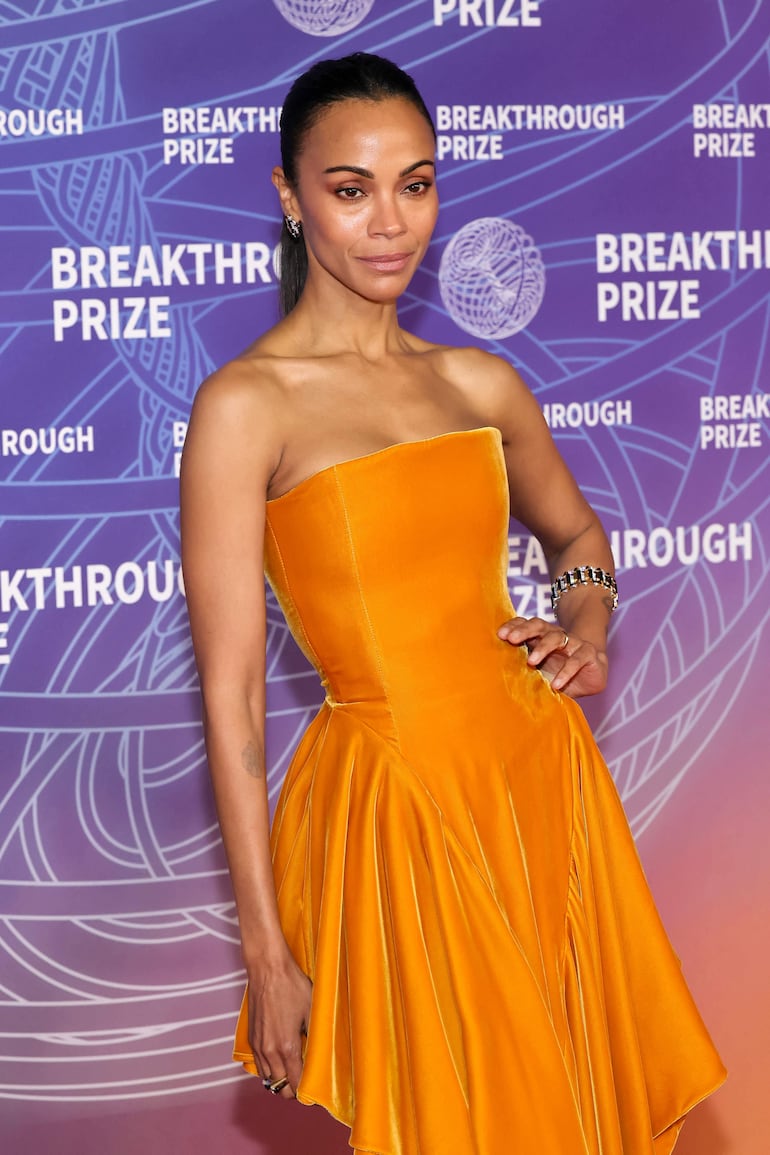 Zoe Saldaña se decantó por un vestido naranja y lució espléndida en los Premios Breakthrough en Barker Hangar, Santa Mónica, California.   (Emma McIntyre/Getty Images/AFP)
