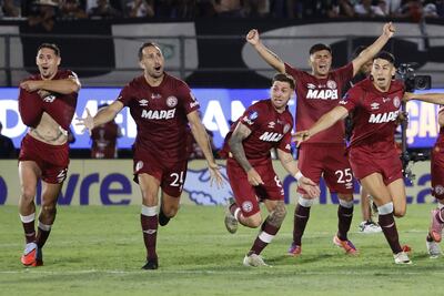 Jugadores de Lanús celebran al ganar la serie de penaltis este sábado, en la final de la Copa Sudamericana frente a Atlético Mineiro en el estadio Defensores del Chaco en Asunción (Paraguay).