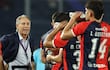 El entrenador de Cerro, Ariel Holan, da instrucciones, en un partido de la fase de grupos de la Copa Libertadores entre Cerro Porteño y Palmeiras en el estadio La Nueva Olla en Asunción (Paraguay).