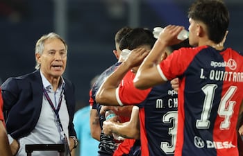 El entrenador de Cerro, Ariel Holan, da instrucciones, en un partido de la fase de grupos de la Copa Libertadores entre Cerro Porteño y Palmeiras en el estadio La Nueva Olla en Asunción (Paraguay).