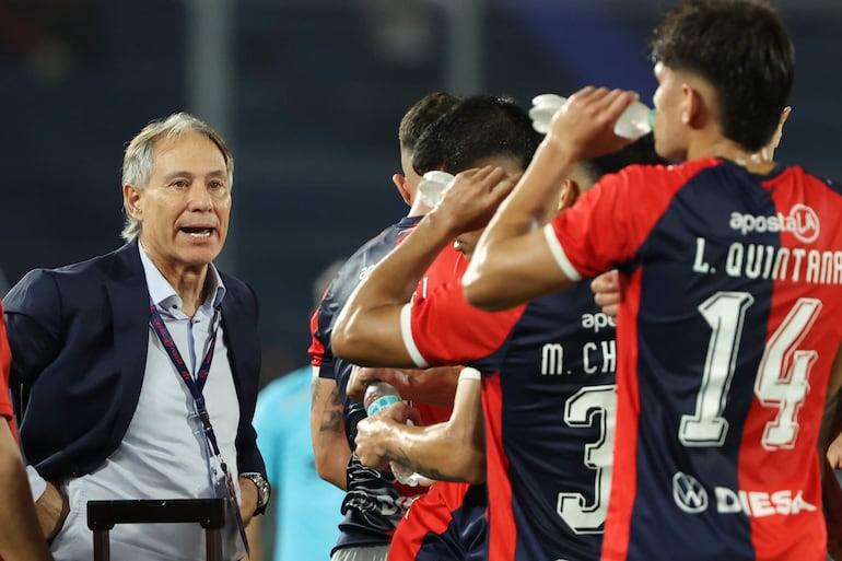 El entrenador de Cerro, Ariel Holan, da instrucciones, en un partido de la fase de grupos de la Copa Libertadores entre Cerro Porteño y Palmeiras en el estadio La Nueva Olla en Asunción (Paraguay).