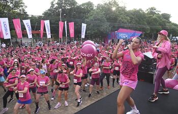 El calentamiento antes de la largada fue con la profe Tania Báez.