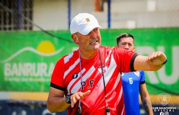 Víctor René Scheid en plena sesión de entrenamiento del Club Social y Deportivo Sacachispas, de la Primera División de Guatemala.