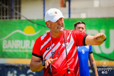 Víctor René Scheid en plena sesión de entrenamiento del Club Social y Deportivo Sacachispas, de la Primera División de Guatemala.