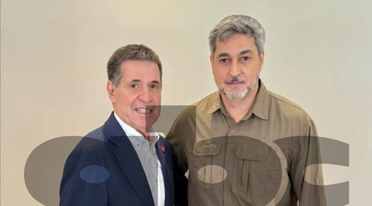 Horacio Cartes y Mario Abdo Benítez posan juntos y cercanos en plena crisis del movimiento Honor Colorado.